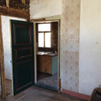 Dörren till södra köket kan vara 200 år gammal och har tidigare suttit i gamla farstun.