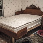 Sängen bygd av en gammal soffa som kommer från Idas mamma.